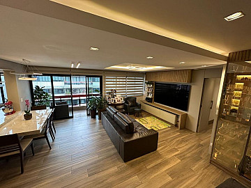 225M�, 4 DORMS, 2 SU�TES, 3 VAGAS